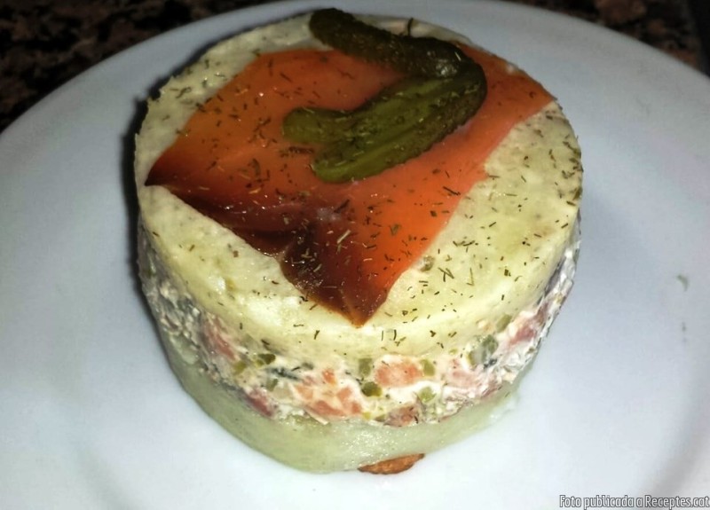 Timbal de patata amb amanida russa i salmó fumat