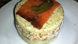 Recepta de cuina de Timbal de patata amb amanida russa i salmó fumat