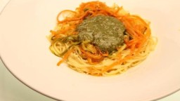 Recepta de cuina de Espaguetis de pastanaga, carabassó i pasta fresca amb pesto o qualsevol altra salsa