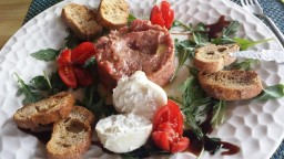 Recepta de cuina de Steak tàrtar amb toc de burrata