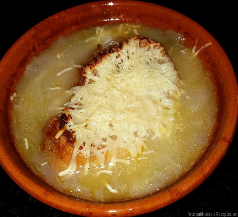 Sopa de ceba gratinada i sense ou