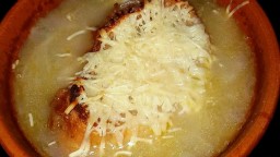 Recepta de cuina de Sopa de ceba gratinada i sense ou