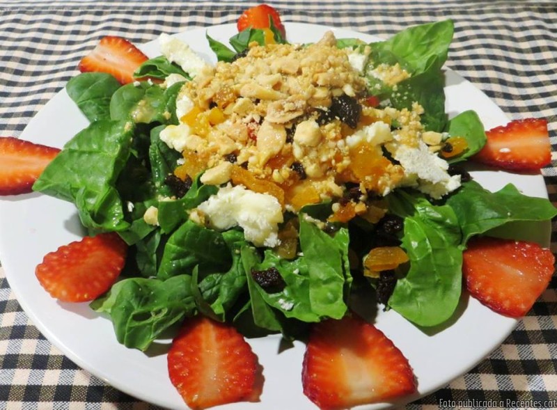 Amanida d'espinacs amb formatge de cabra, mel i fruits secs