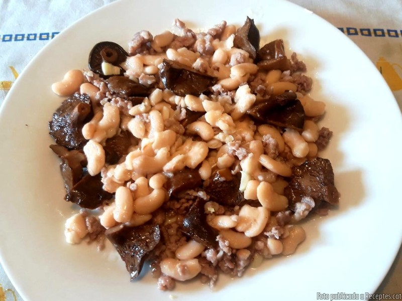 Mongetes del ganxet amb carn picada i rovellons