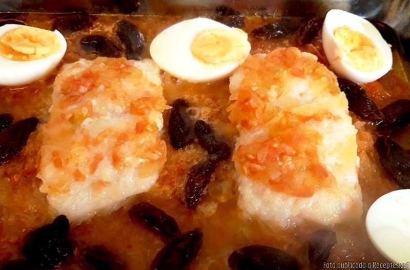 Bacallà gratinat amb panses i ou dur