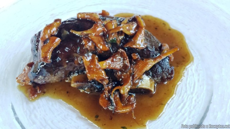 Costella de vedella estofada amb rossinyols