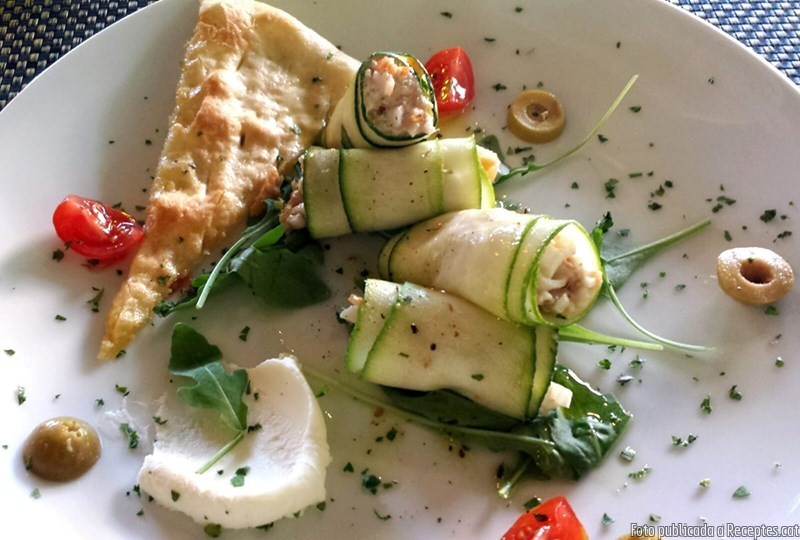 Rotllets de carbassó farcits amb cranc, tonyina, mascarpone i oliva verda