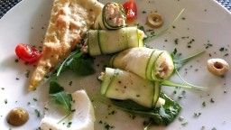 Recepta de cuina de Rotllets de carbassó farcits amb cranc, tonyina, mascarpone i oliva verda