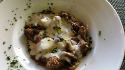 Recepta de cuina de Dauets de filet de vedella amb bolets de temporada i suau salsa al pebre verd