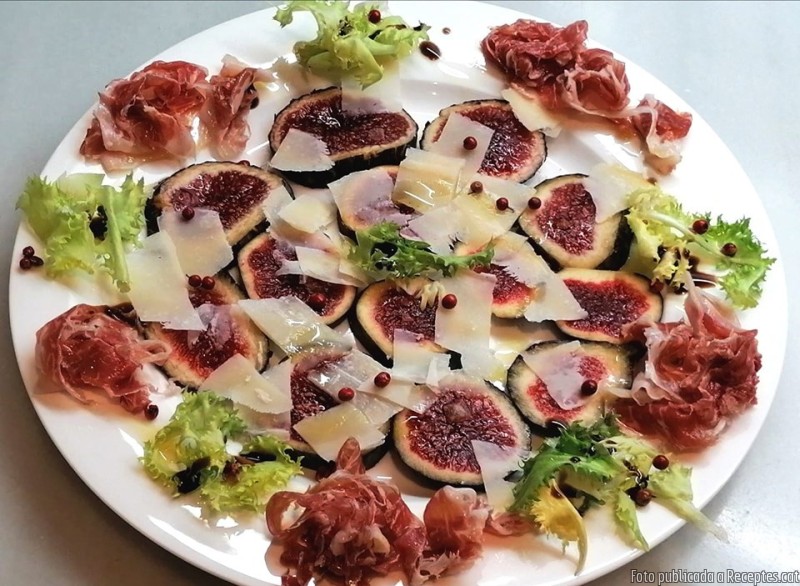 Amanida de figues amb parmesà i pernil de gla