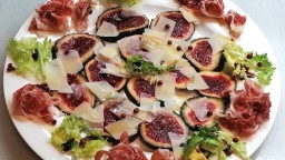 Recepta de cuina de Amanida de figues amb parmesà i pernil de gla