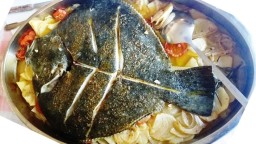 Recepta de cuina de Turbot al forn amb patates i ceba