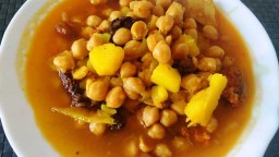 Recepta de cuina de Estofat de cigrons amb cansalada viada, xoriço i botifarra negra
