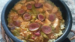 Recepta de cuina de Arròs de mongeta tendra i gall dindi amb toc de figues