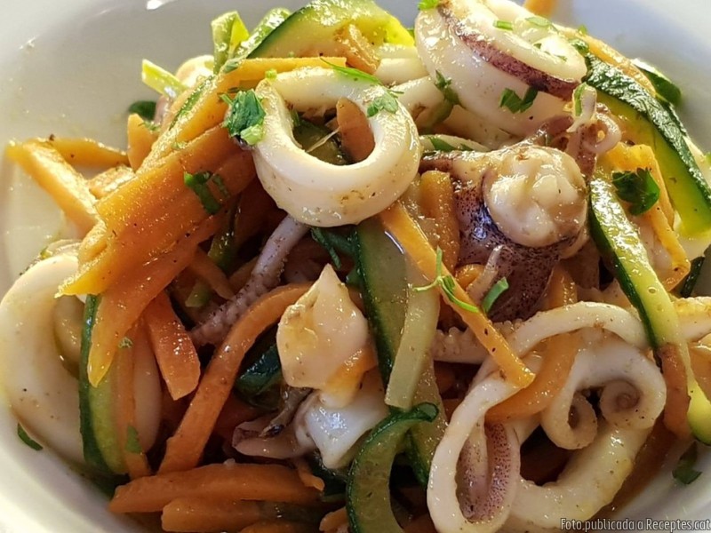 Calamars saltats amb pastanaga i carbassó