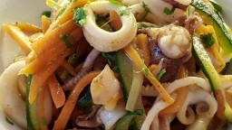 Recepta de cuina de Calamars saltats amb pastanaga i carbassó