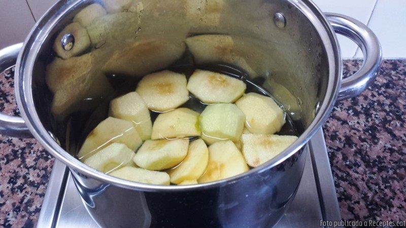 Pomes bullides amb toc de pebre negre i orenga