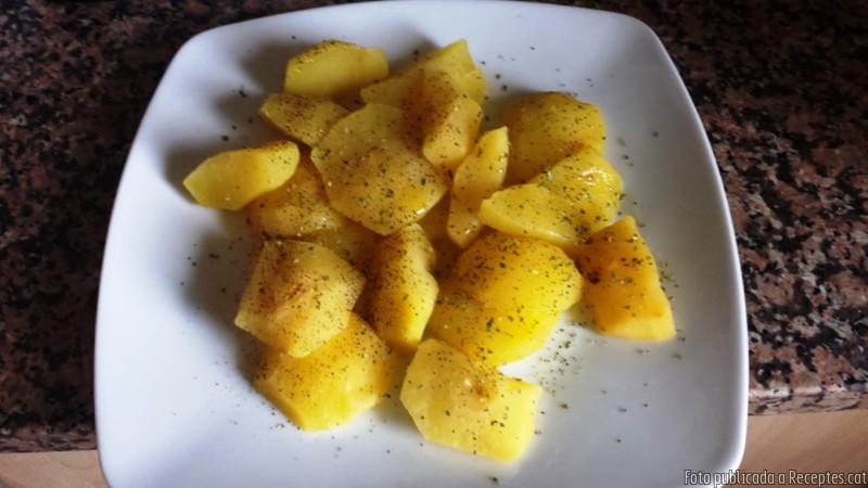 Pomes bullides amb toc de pebre negre i orenga
