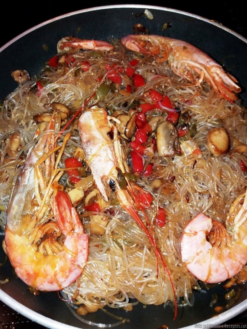 Fideus orientals amb hortalisses, gambots i salsa de soja