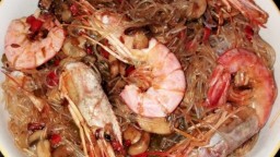 Recepta de cuina de Fideus orientals amb hortalisses, gambots i salsa de soja