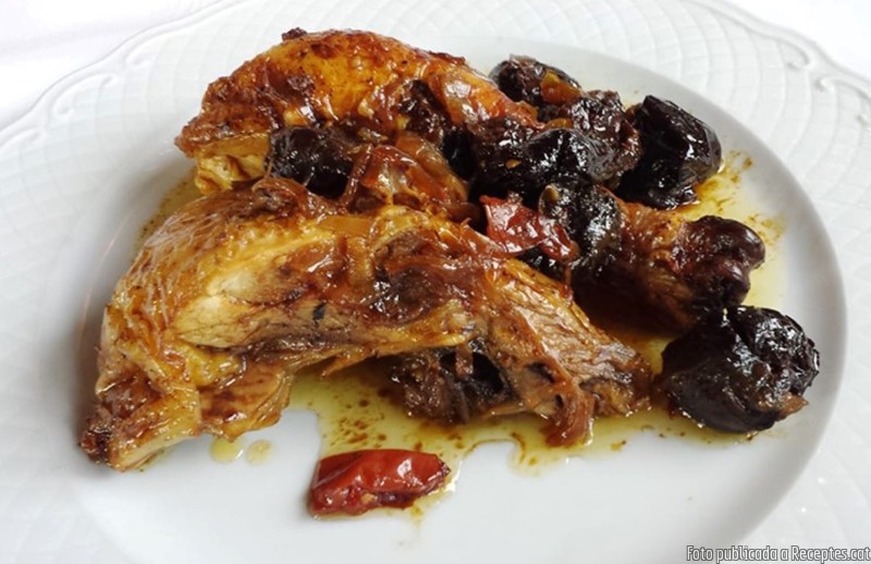 Pollastre de pagès rostit amb prunes