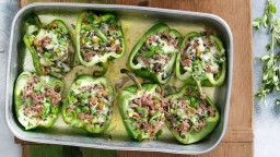 Recepta de cuina de Pebrots verds farcits amb carn picada i pistatxos