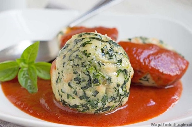 Mandonguilles vegeterianes d'espinacs amb salsa de tomàquet