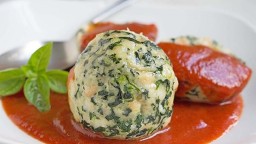 Recepta de cuina de Mandonguilles vegeterianes d'espinacs amb salsa de tomàquet
