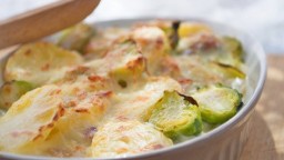 Recepta de cuina de Gratinat de patates amb brots de Brussel·les i formatge Gruyère