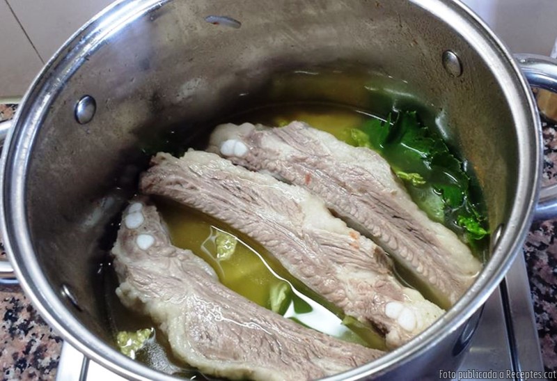 Costella de porc bullida amb hortalisses i verdures