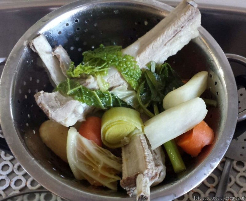 Costella de porc bullida amb hortalisses i verdures