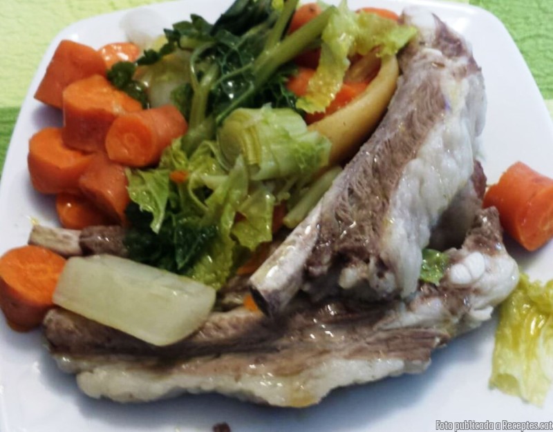 Costella de porc bullida amb hortalisses i verdures