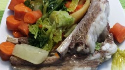 Recepta de cuina de Costella de porc bullida amb hortalisses i verdures