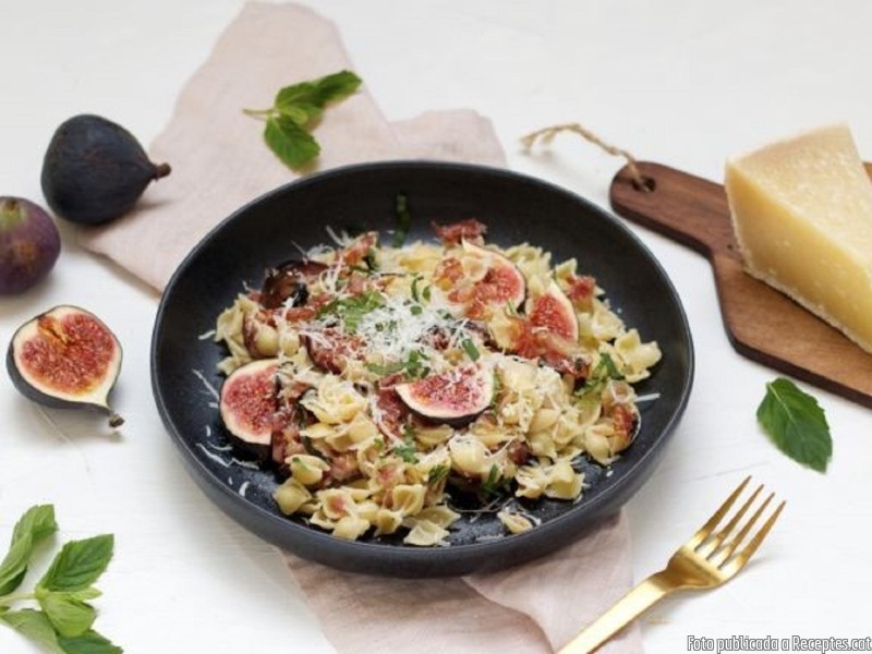 Pasta amb béicon, figues i formatge pecorino