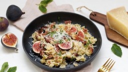 Recepta de cuina de Pasta amb béicon, figues i formatge pecorino