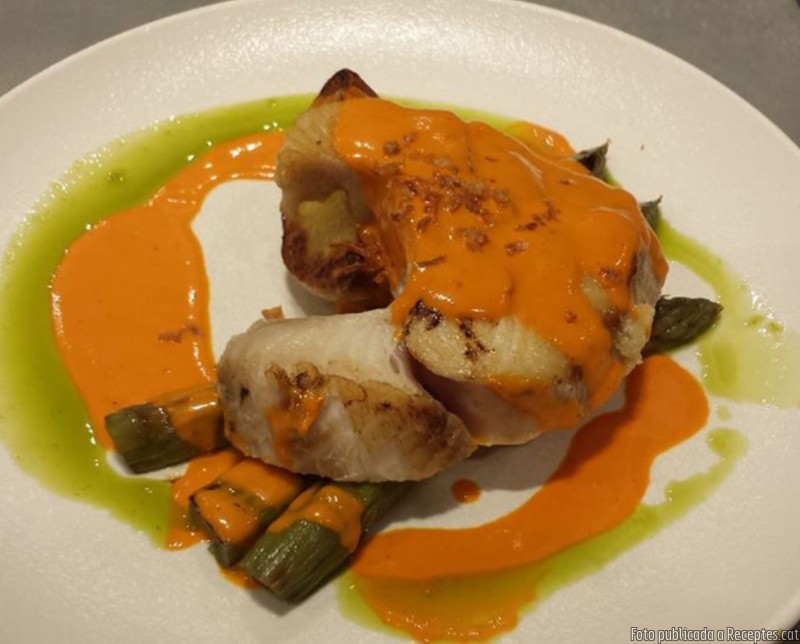 Caella (tintorera) amb pebrots verds i salsa de 