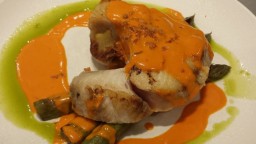 Recepta de cuina de Caella (tintorera) amb pebrots verds i salsa de "piquillo"