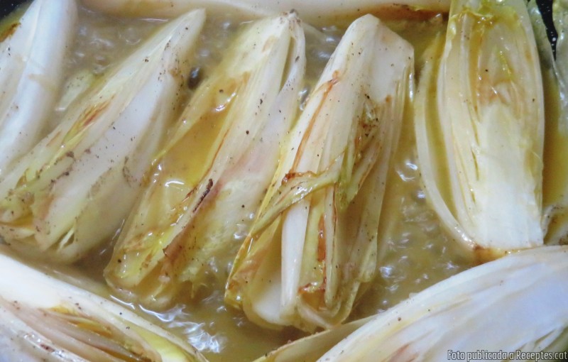Endívies amb carpaccio de vedella i toc de formatge