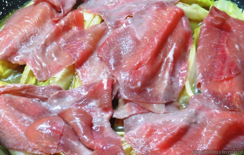 Endívies amb carpaccio de vedella i toc de formatge
