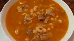 Recepta de cuina de Mongetes del ganxet estofades amb morro i orella de porc