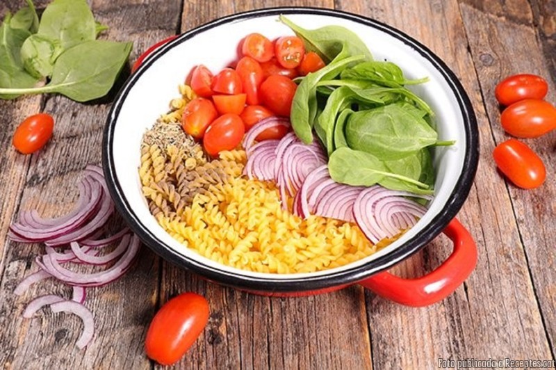Pasta amb espinacs i tomàquets