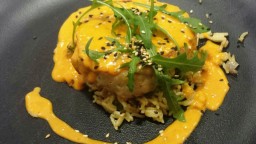 Recepta de cuina de Hamburguesa de peix amb salsa de piquillos i sèsam