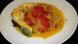 Recepta de cuina de Congre amb ceba i pebrot vermell