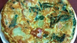 Recepta de cuina de Truita d’espinacs, patata i cansalada viada