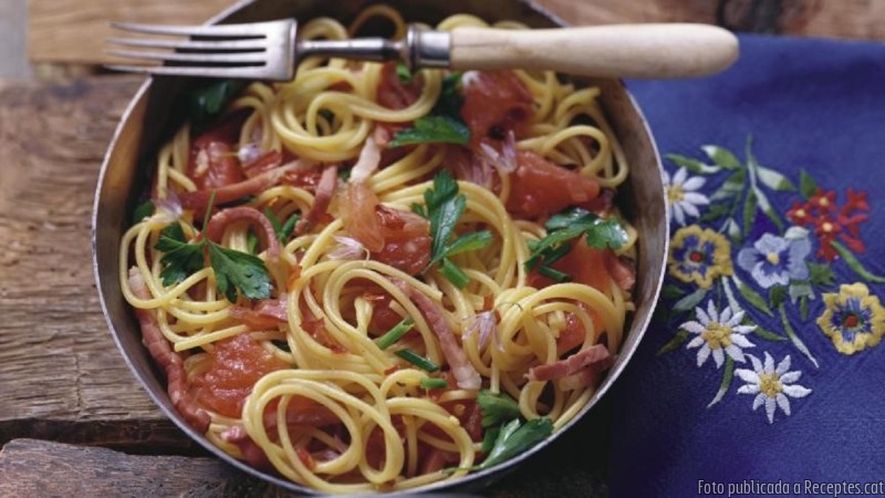 Espaguetis amb salsa de cansalada