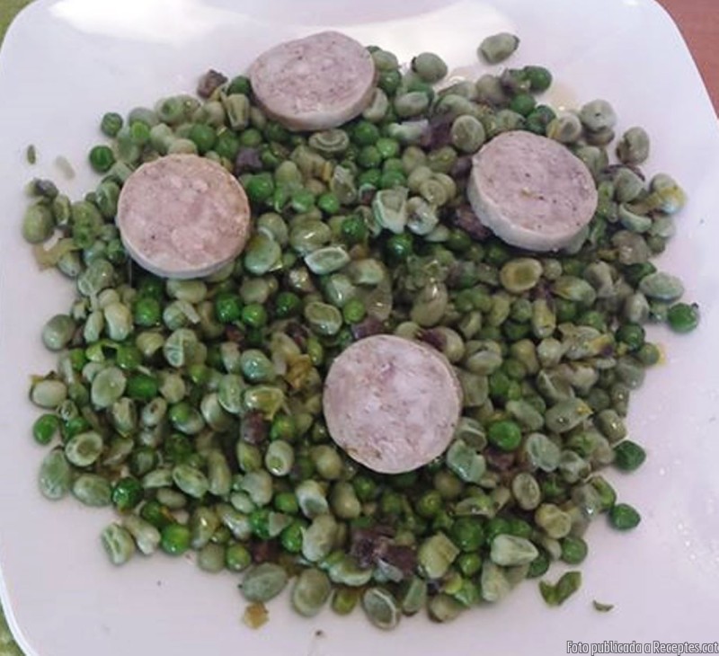 Favetes i pèsols amb botifarra negra i blanca