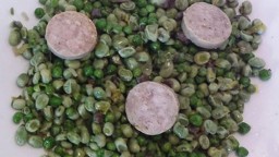Recepta de cuina de Favetes i pèsols amb botifarra negra i blanca
