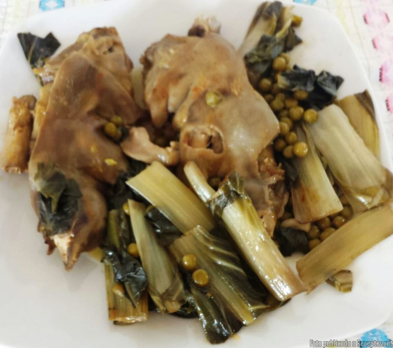 Peus de porc amb bledes i pèsols