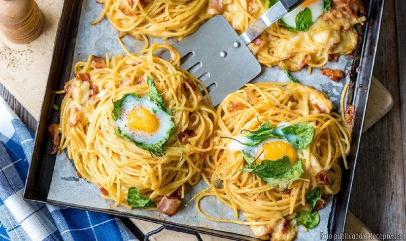 Nius d'espaguetis amb espinacs i ou al forn