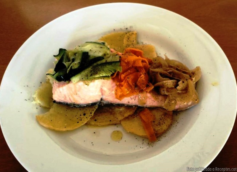 Salmó amb hortalisses sobre llit de patata